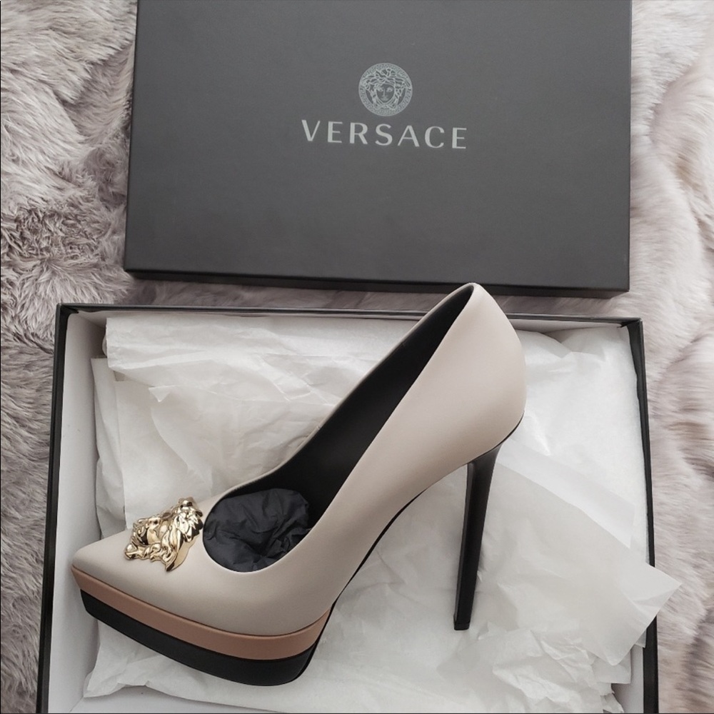 Versace pumps like new with box